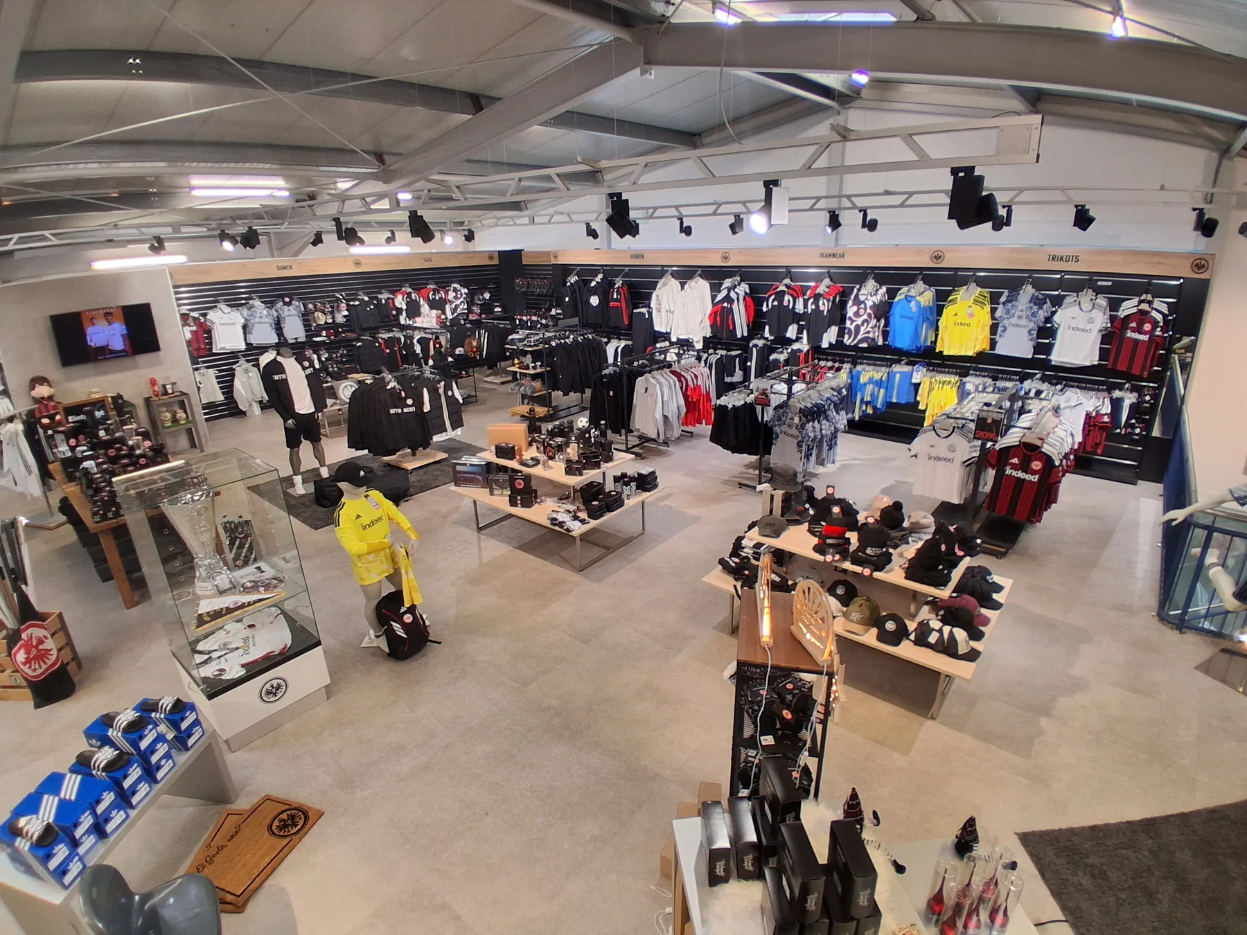 Blick über die Trikots und Fanartikel im Partner-Fanshop Wetzlar