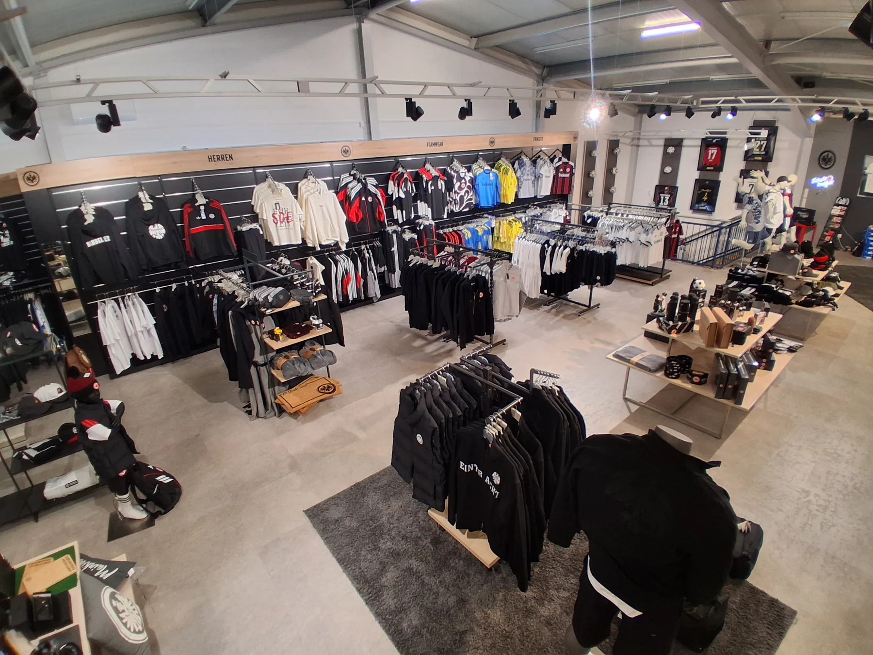 Trikotwand und Kleiderständer im Partner-Fanshop Wetzlar