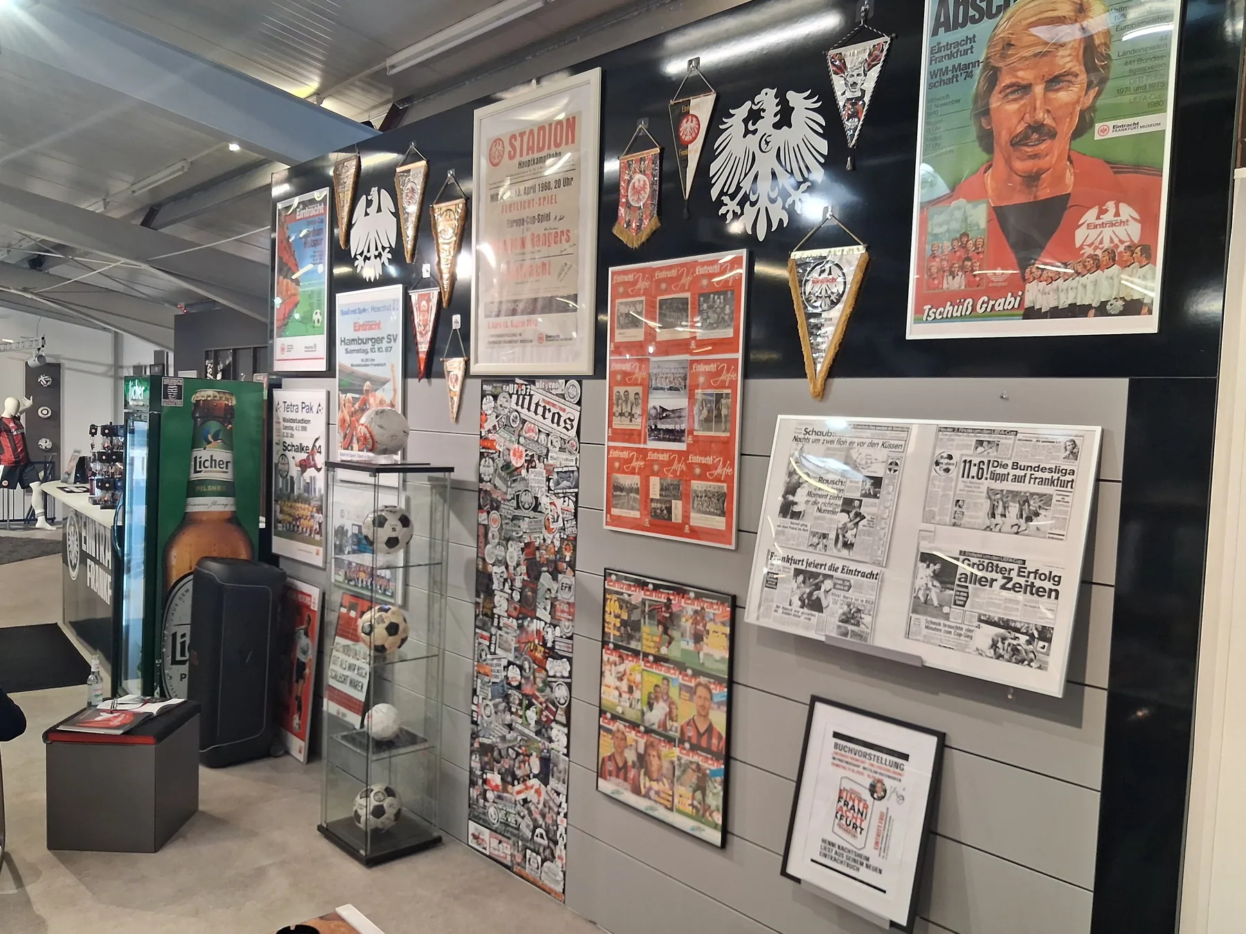Ausstellung mit Eintracht Frankfurt Erinnerungsstücken und Fanartikeln