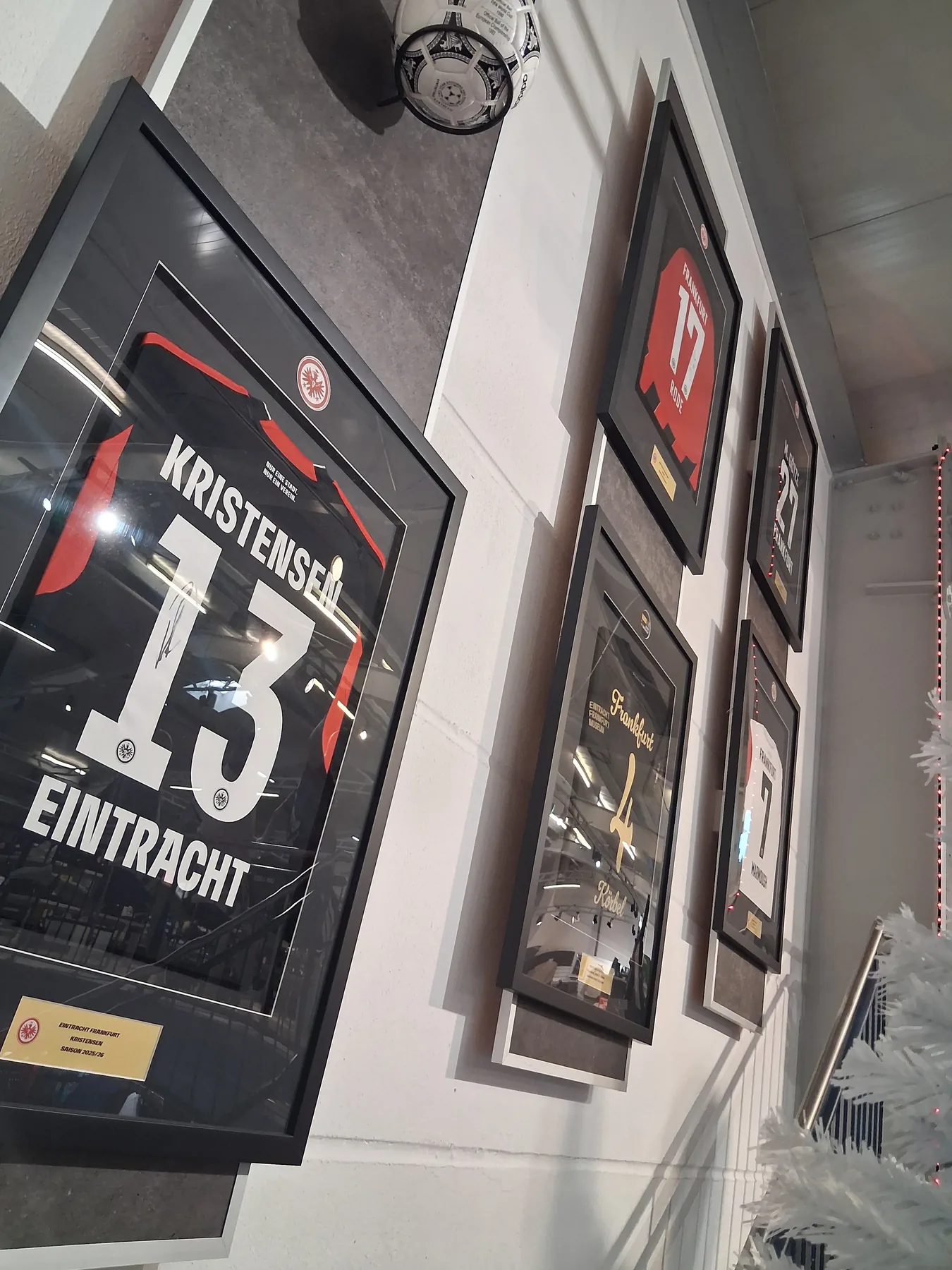 Gerahmte Eintracht Frankfurt Motive an einer Wand im Shop