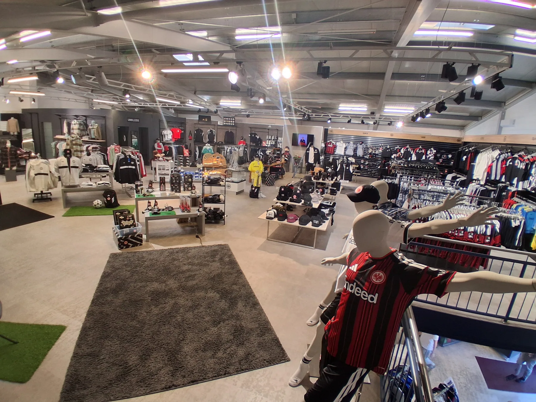 Blick vom Eingang in den Eintracht Frankfurt Partner-Fanshop Wetzlar